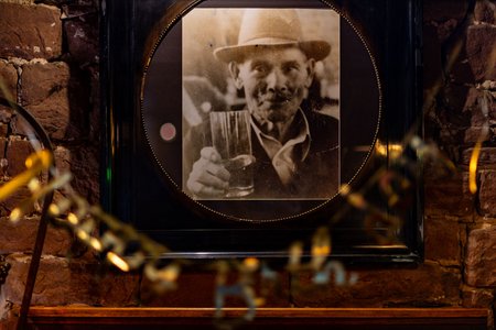  Weinbar u. Weinstube CAVEAU